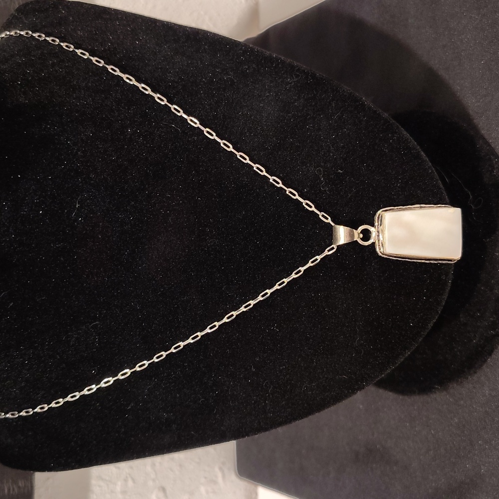 Nacre (Mother of Pearl) Pendant Necklace - Picture 4 of 4